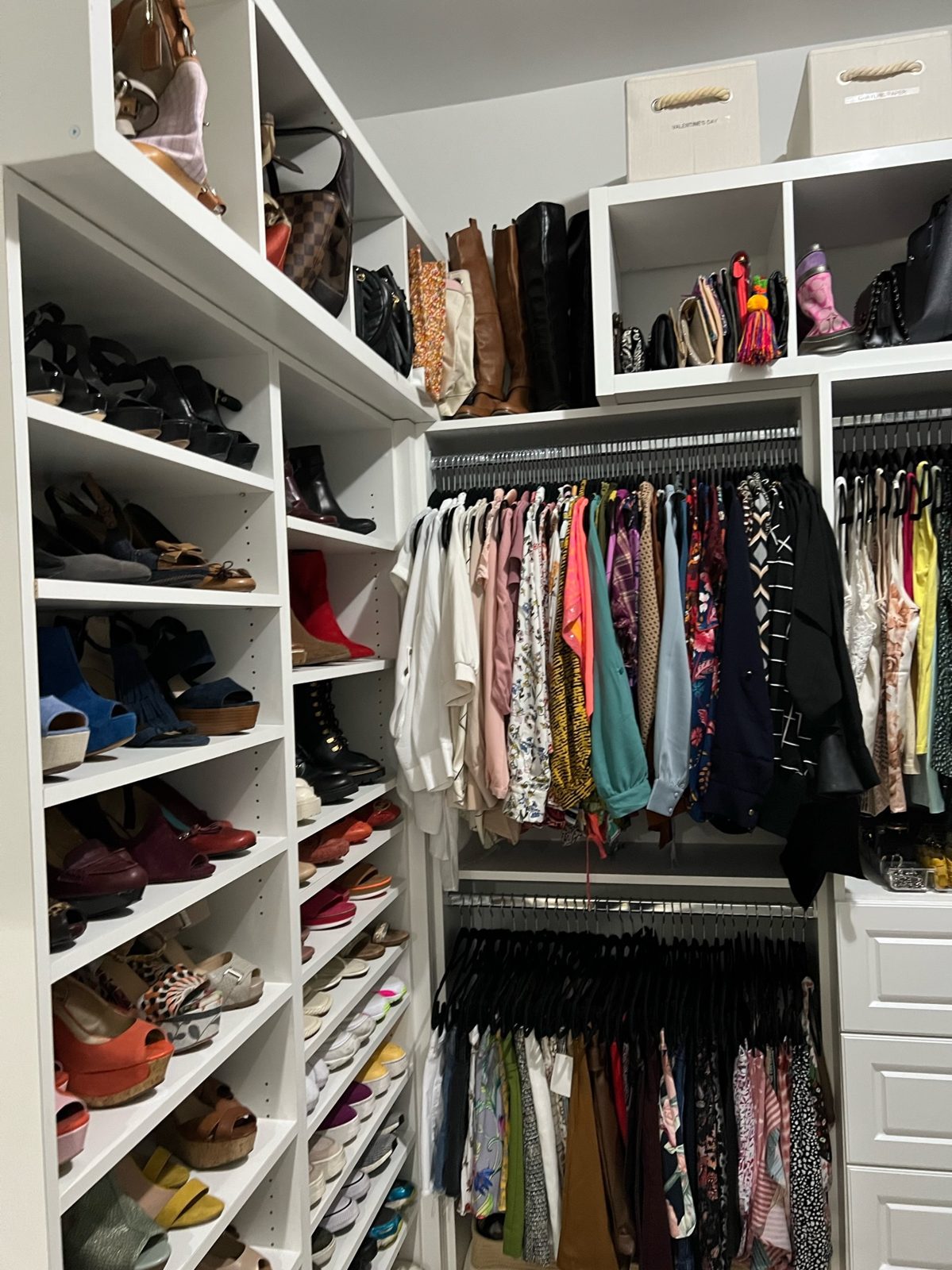 Clóset organizado por tono